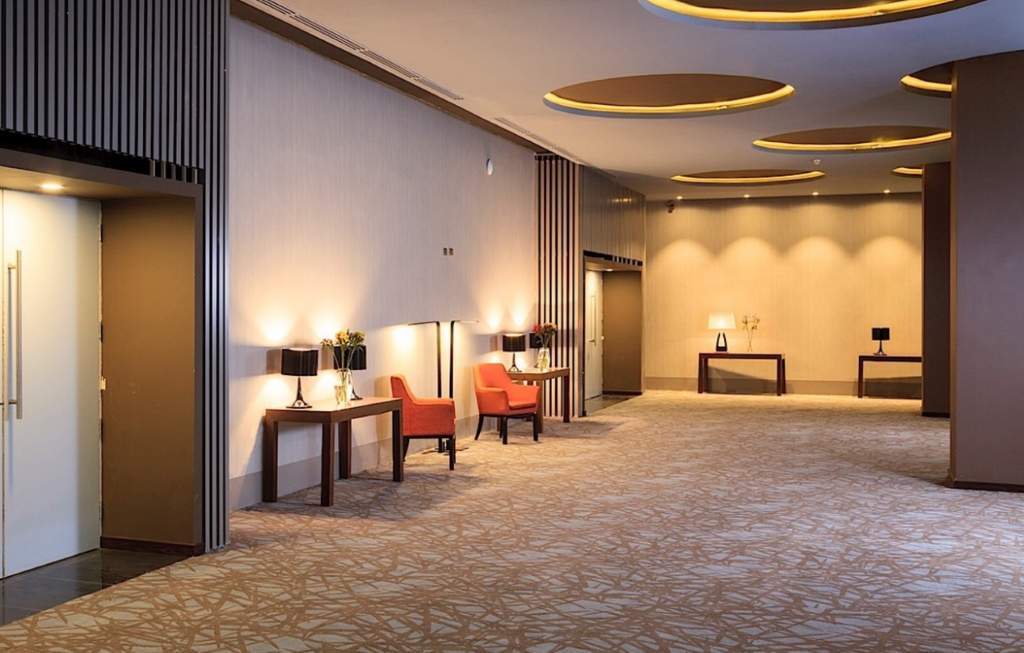 Courtyard By Marriott Airport Hotel